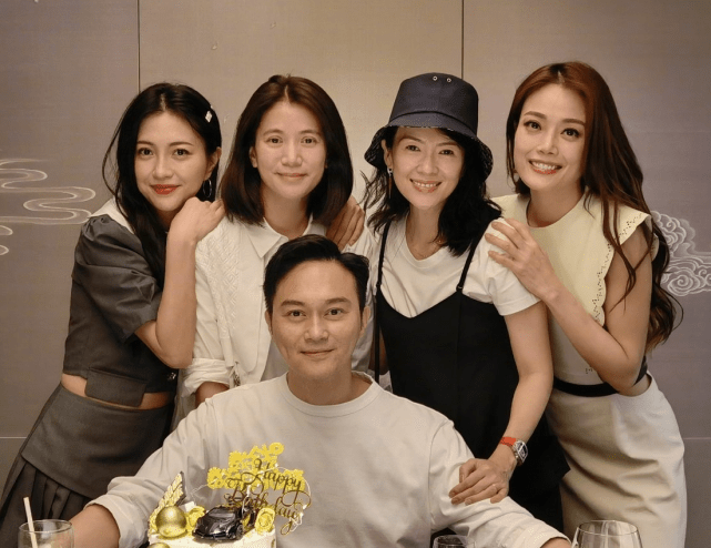 袁咏仪携章子怡容祖儿等为老公庆生，她无惧被艳压素颜出镜超自信