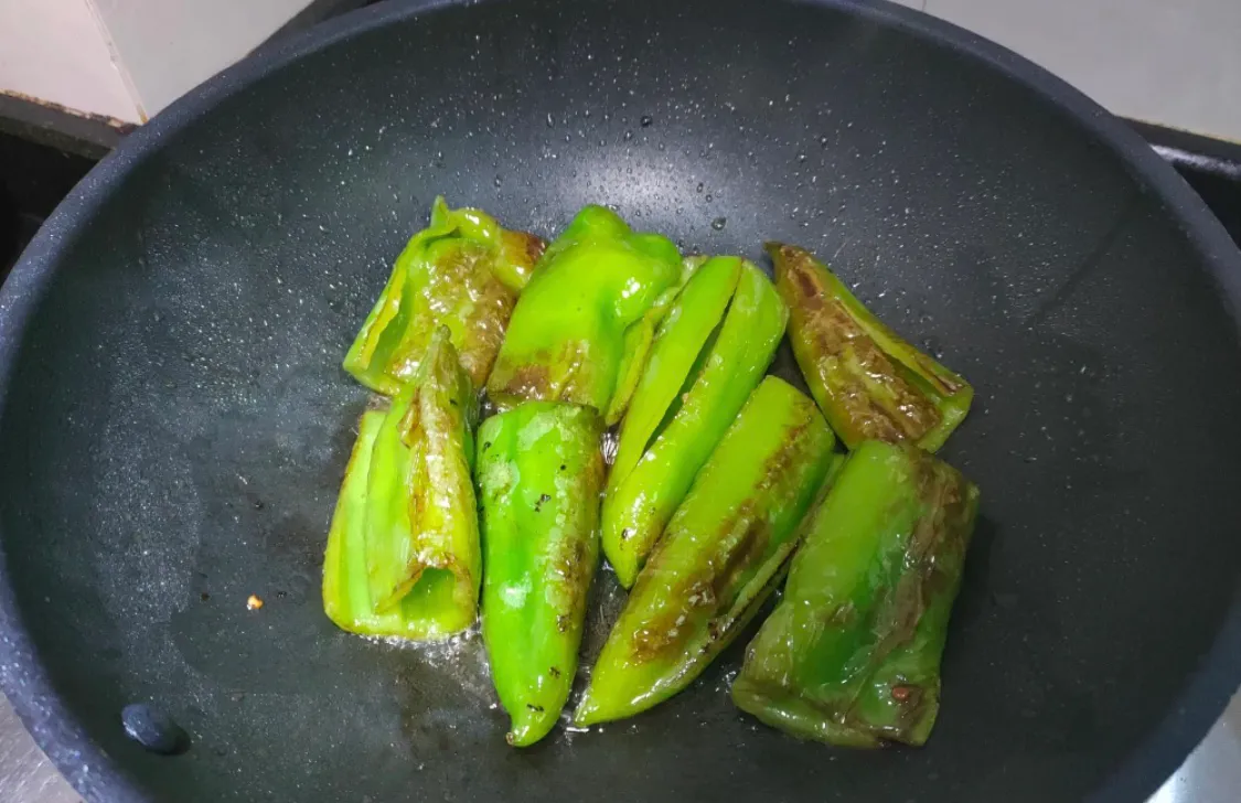 下饭的虎皮尖椒,超简单 美食做法 第5张 下饭的虎皮尖椒,超简单 美食做法 第5张