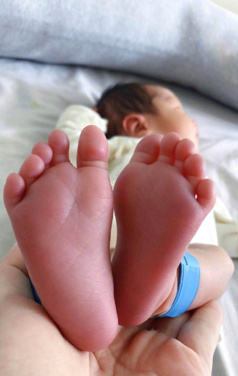 明道曬老婆視角與兒子合照，抱娃遛彎兒子趴在他肩頭，超有愛