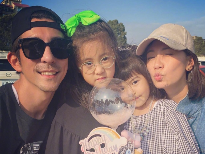 星二代就服贾静雯女儿的颜值，小时候像男孩子，长大后越来越精致