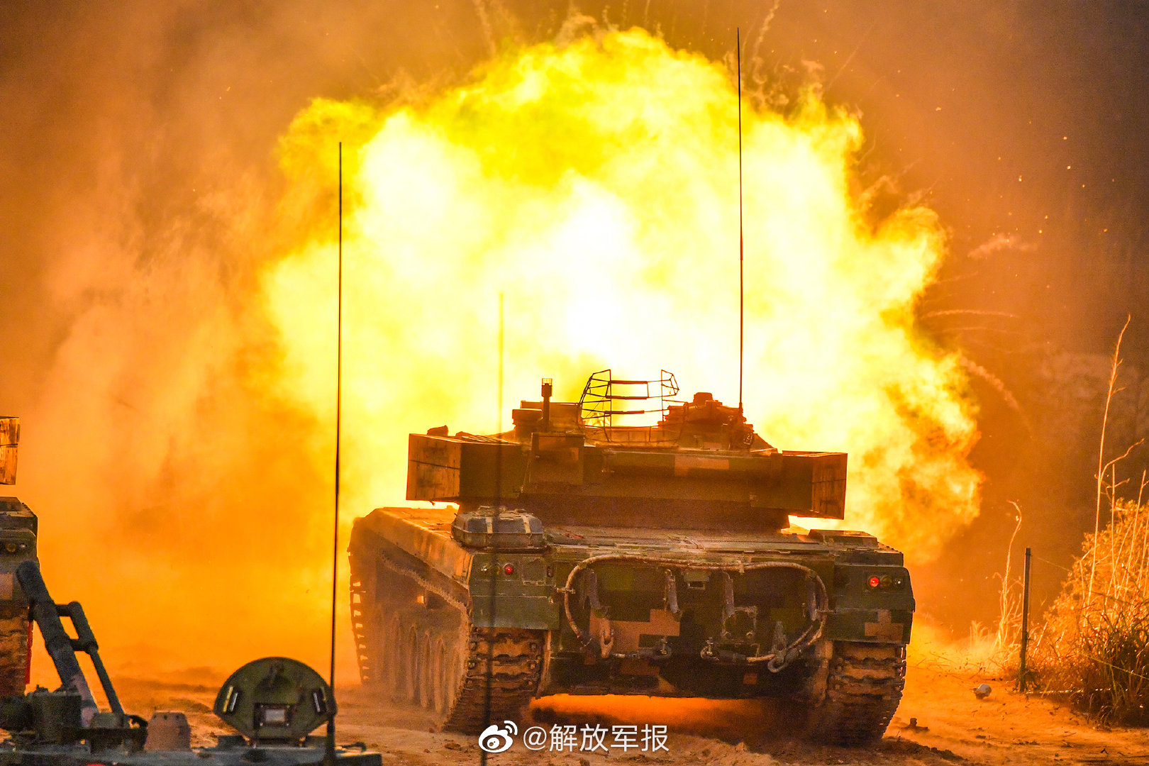 酷！近距离感受“陆战之王”出击震撼场面