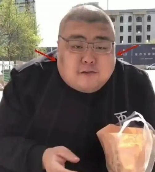 泡泡龙生前曾被好友倒灌花生油，画面让人非常