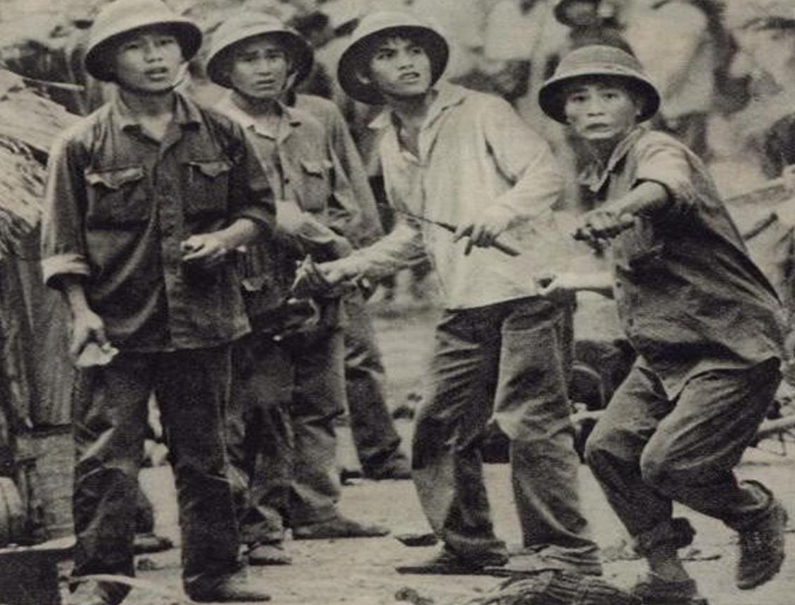 1981年越军少尉带10人投靠中国，送先进武器，我