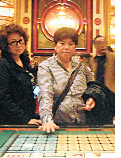 弃给她1.6亿的刘銮雄，离开相恋3年的吴奇隆，蔡