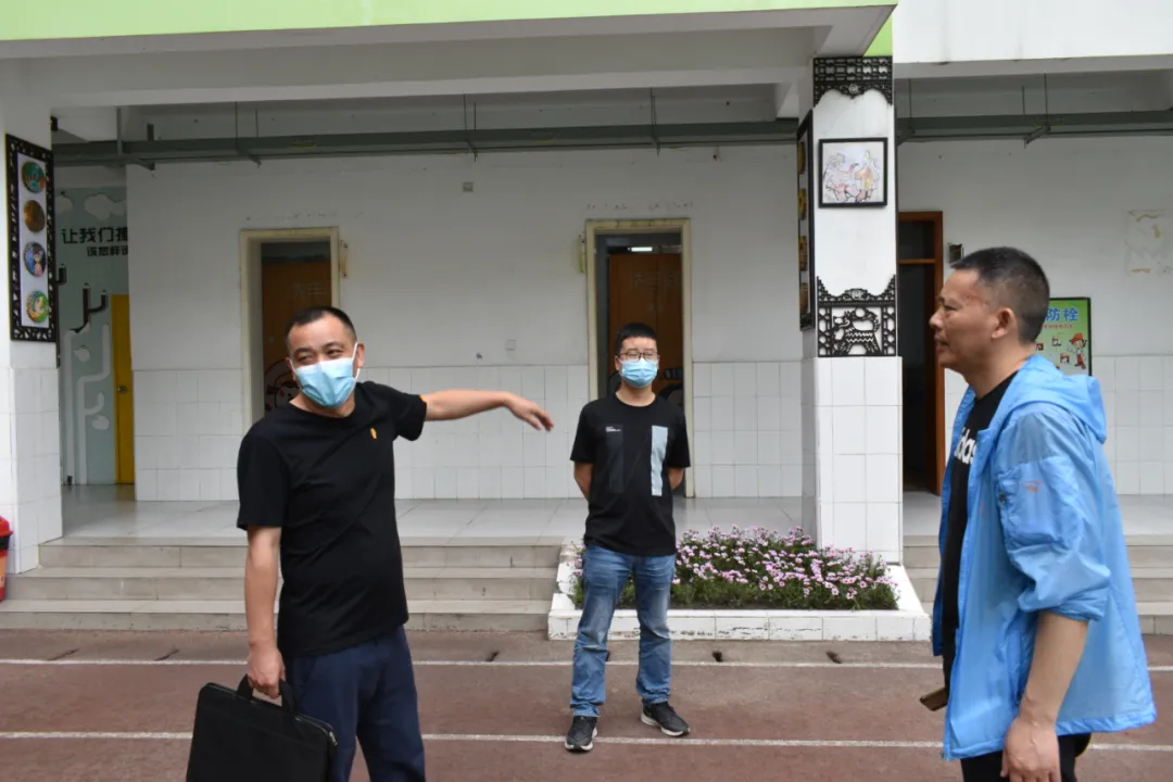 成都市双流区实验小学东区「领导视察」节约每滴水 造福你我他