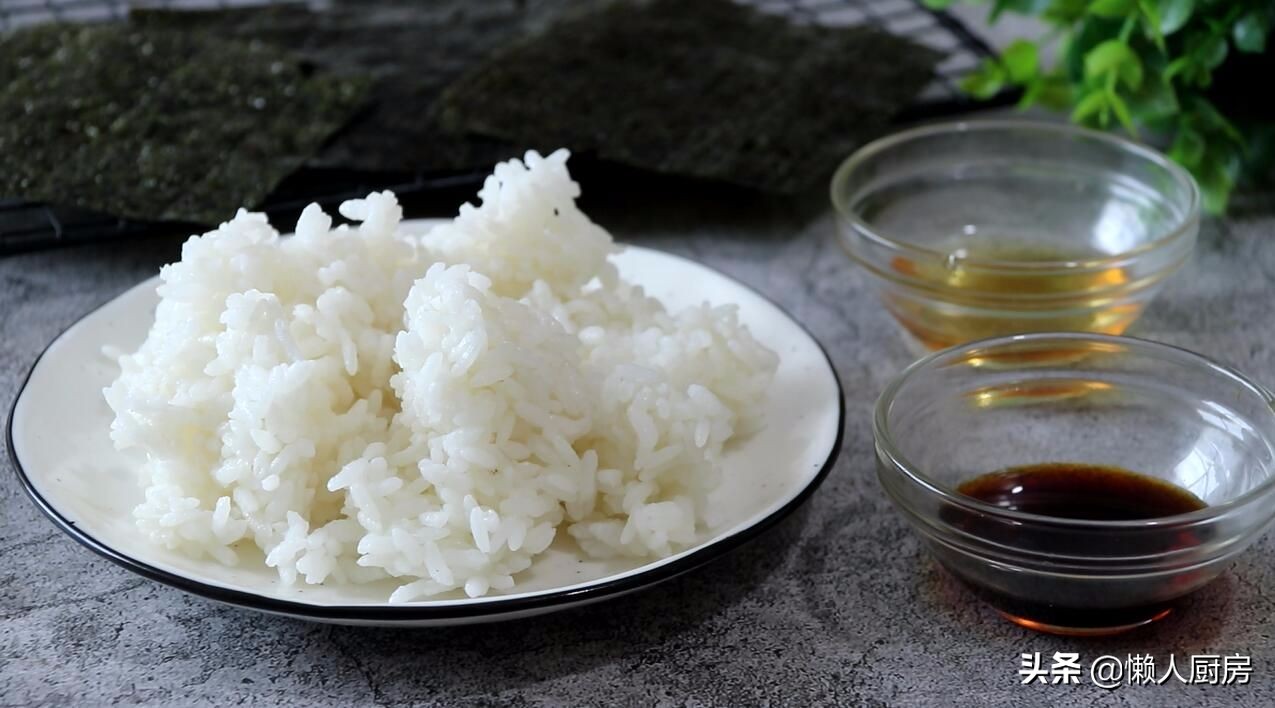 剩米饭别光知道做炒饭，还有一种好吃的做法，大人小孩都爱吃