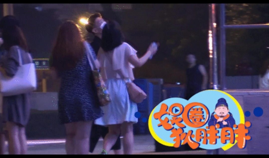 曹云金深夜与俩美女聚餐，街边热聊好惬意，却不见其女友在旁？