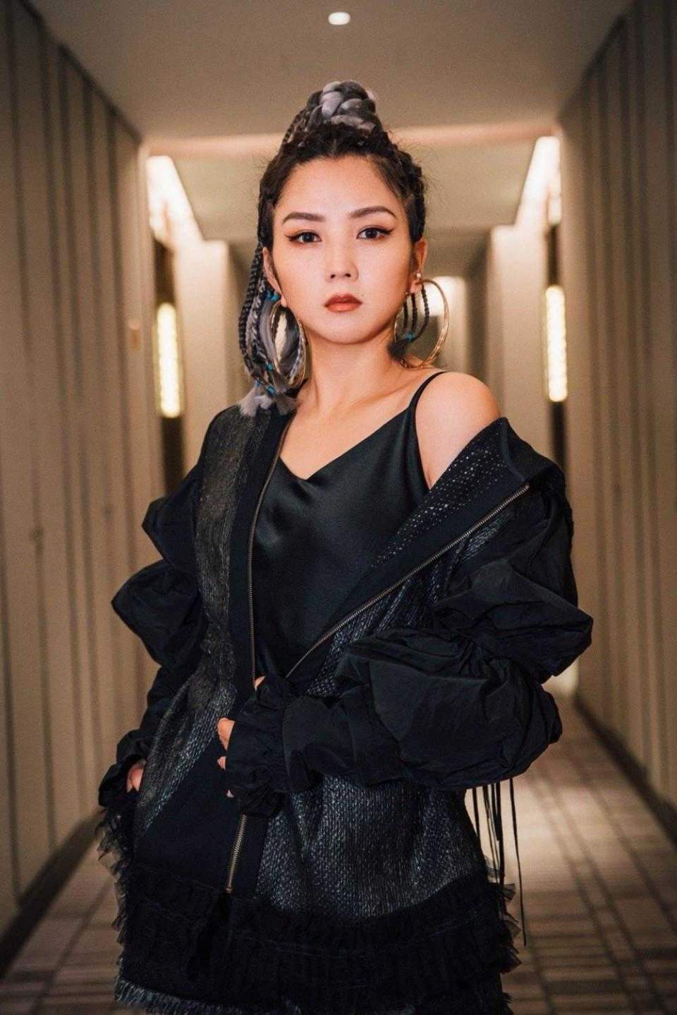 何洁早该这么穿了，一身黑色Look配脏辫“A爆”，