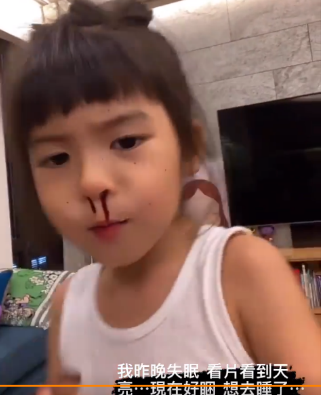 咘咘姊妹在家玩嗨了，姐姐直视镜头搞怪，4岁波妞放飞自我