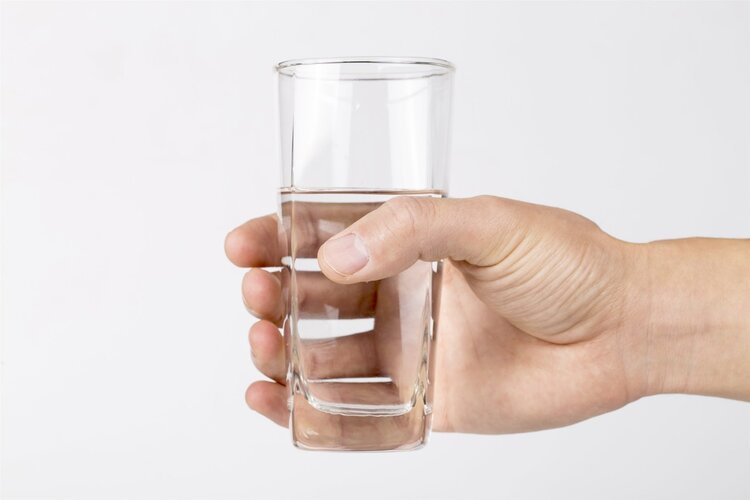 晨起第一杯水要怎么喝，喝多少？医生：喝对有益，喝错有害
