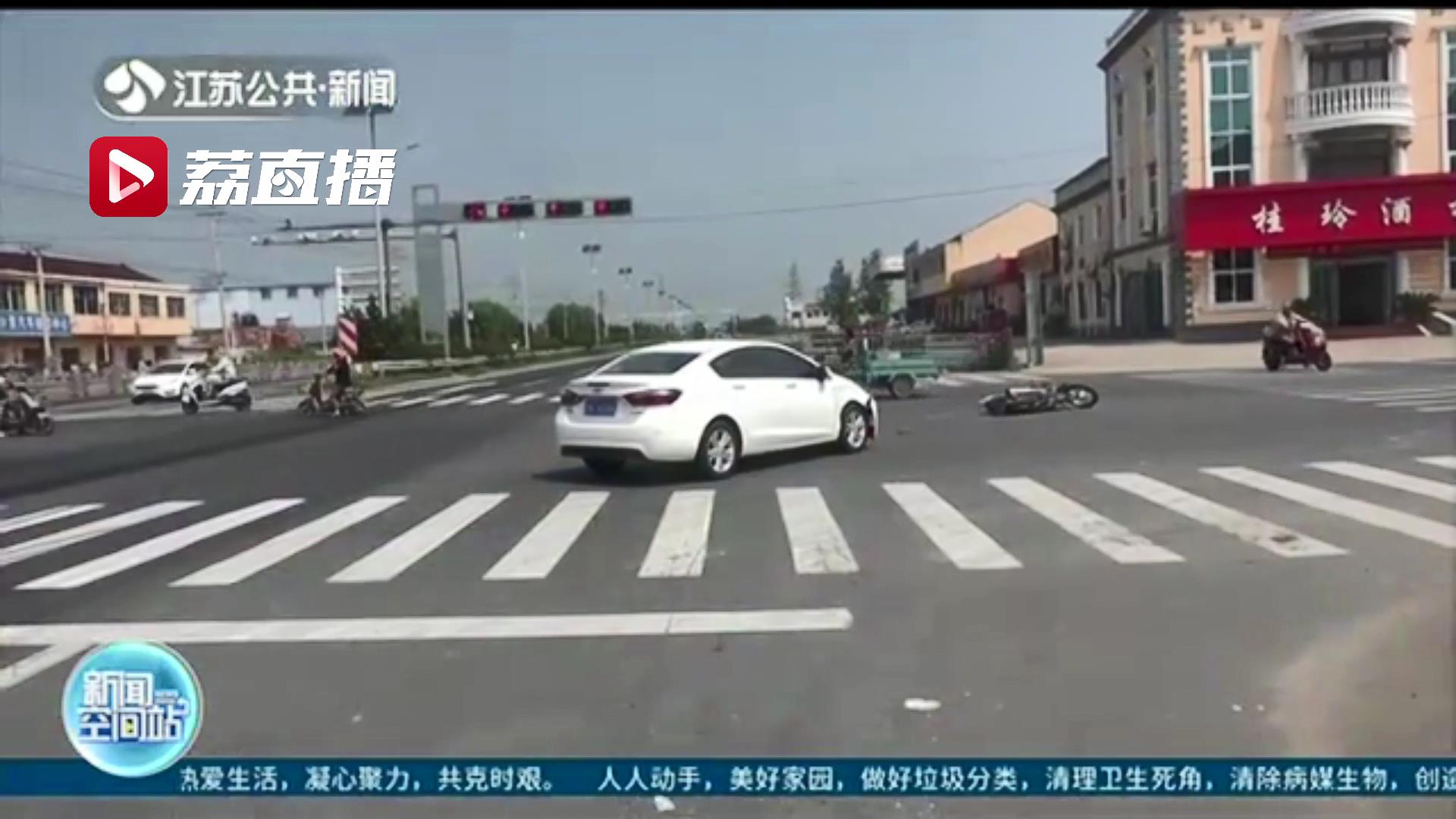 #摩托车#造成摩托车上两人受伤 安全头盔很重要！轿车摩托车相撞