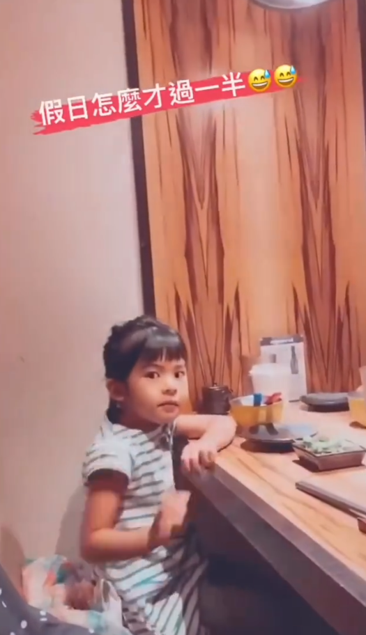 修傑楷曬仨女兒假日日常，咘咘假笑拍照，波妞變小調皮吃成表情包