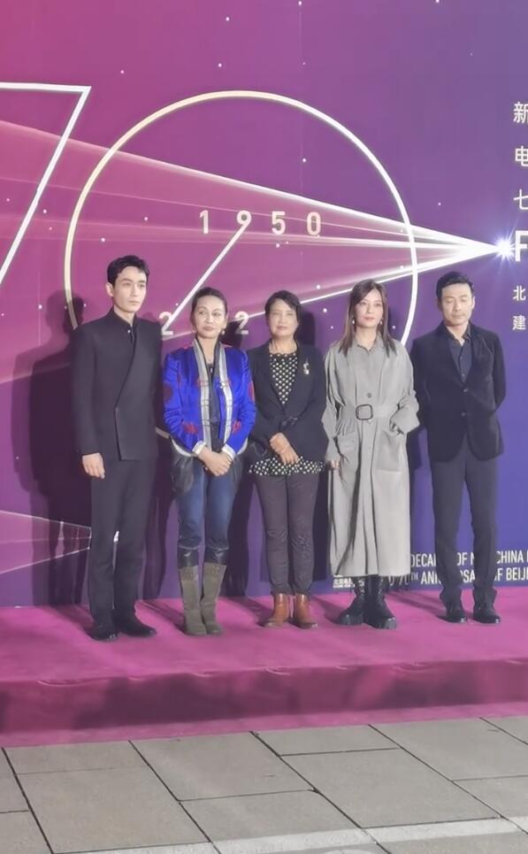 北电校庆，娱乐圈去了半壁江山，杨幂姚晨牵手，关晓彤长腿最吸睛