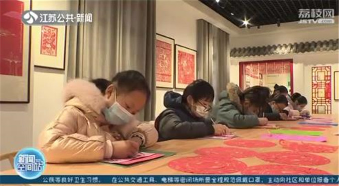 远方的爸妈请放心 我在家里过年挺好的