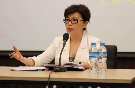 路人找她签名，她却告诉儿子：妈妈不是明星，是工作态度受人尊重