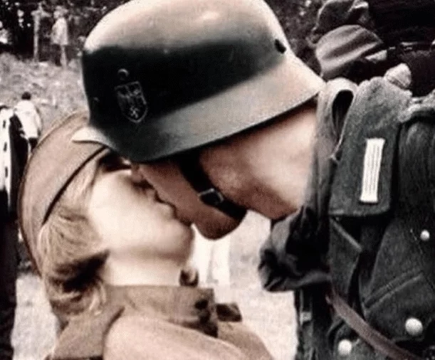 二战彩色老照片：德军热吻苏联女兵，美国大兵