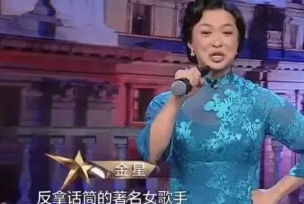 “反拿话筒”假唱事件后，跌落神坛的萨顶顶去哪了？