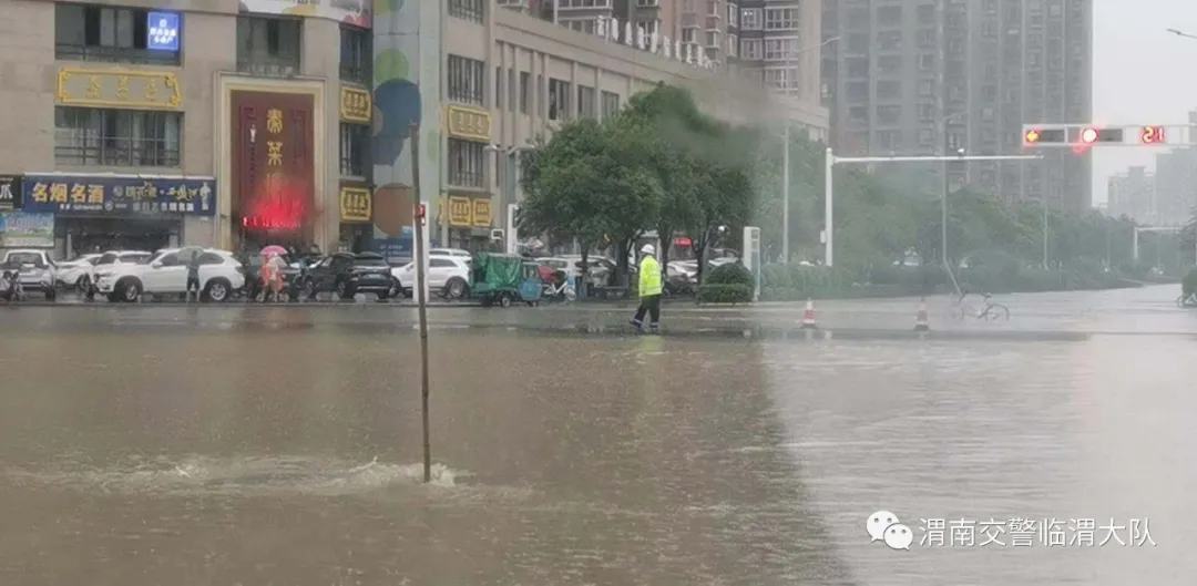 临渭交警：我为群众办实事 雨中“荧光绿” 守护群众安全行