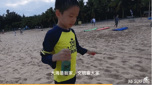 嗯哼在沙滩上的一个举动，引发热议：孩子没教养，还真是父母的锅