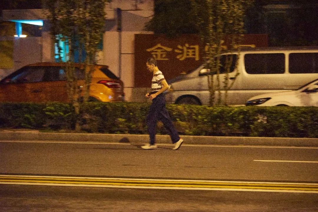 凌晨三點(diǎn)，你是在狂歡，還是在加班？