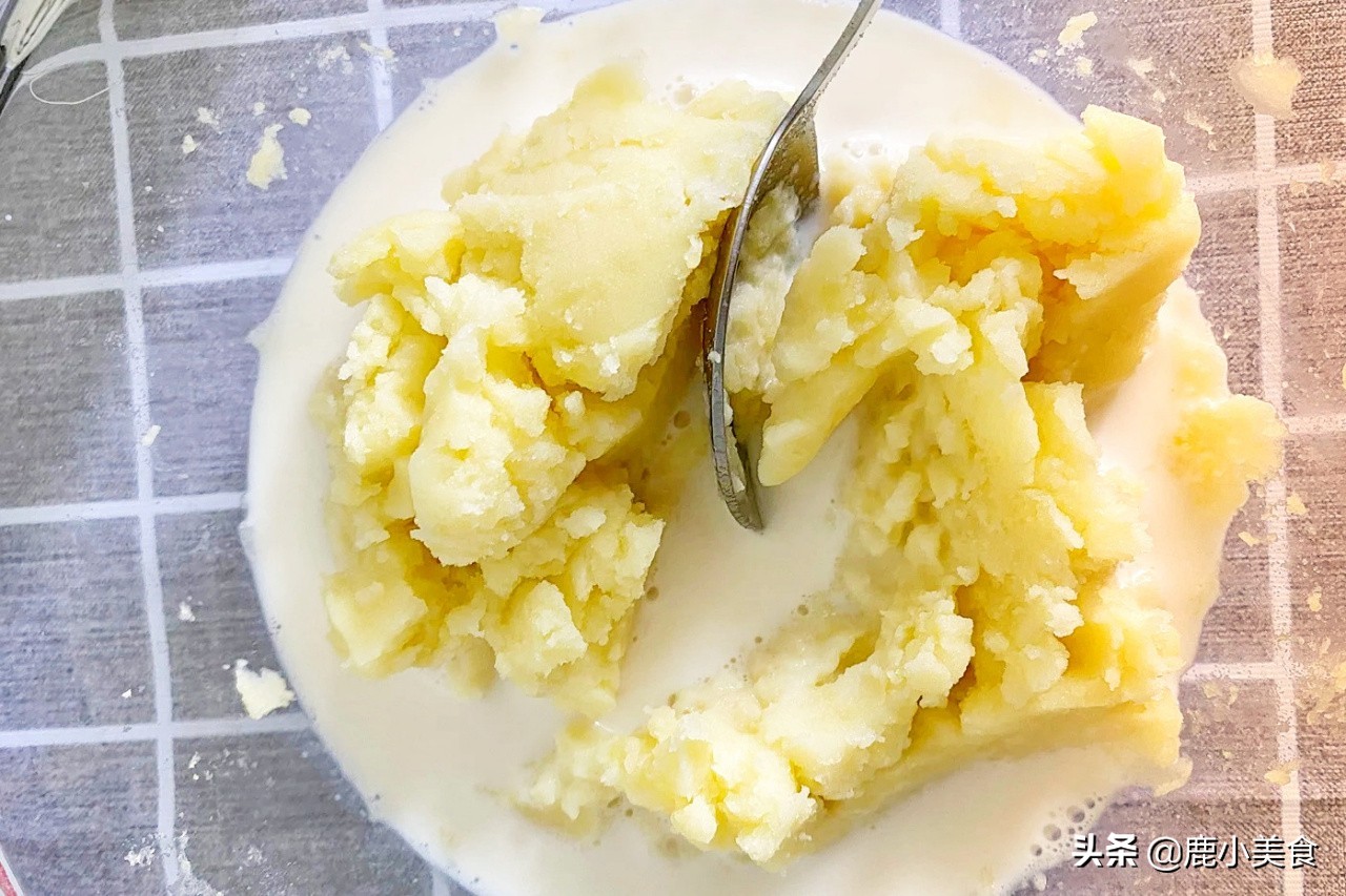 KFC的土豆泥一份5塊，在家1塊錢能做好幾份，香滑軟糯，辛椒咸鮮