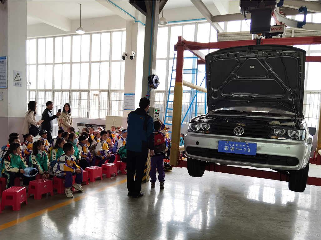 了解职业，从职业启蒙开始——东山国际小学师生走进汽车职校体验