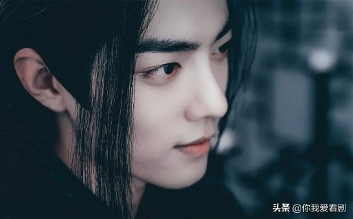 终于懂了肖战在娱乐圈里的笑，那是90后明星的爱