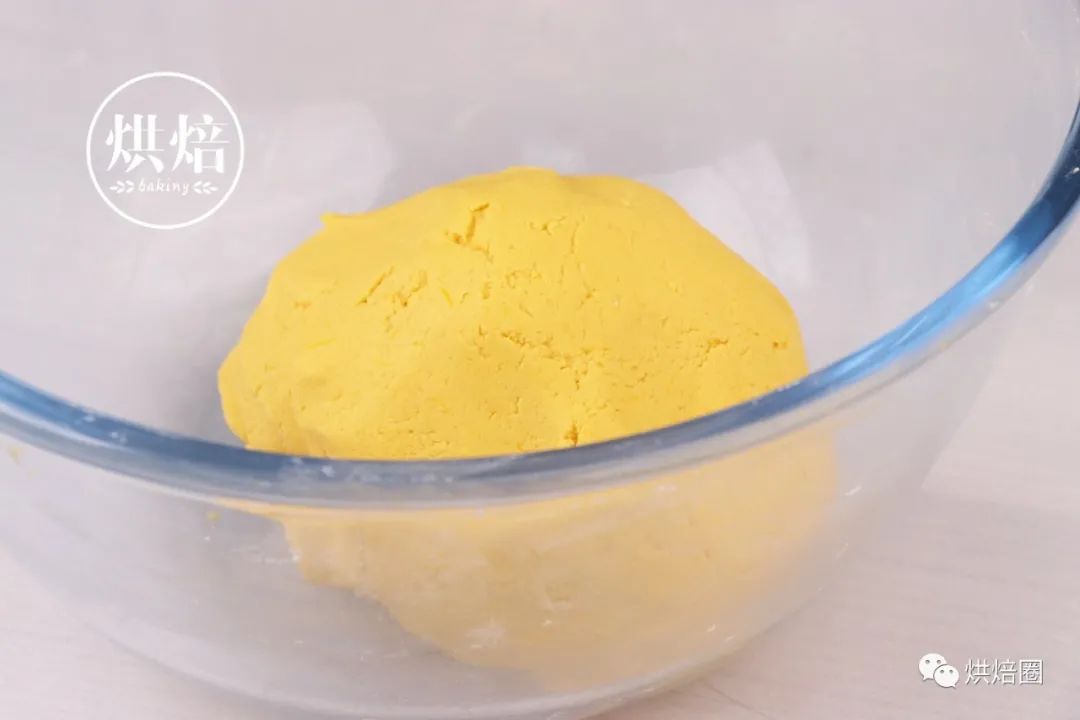 无油脆皮南瓜球 脆脆的淡黄色外衣 里面糯糯的能拉丝 巨好吃