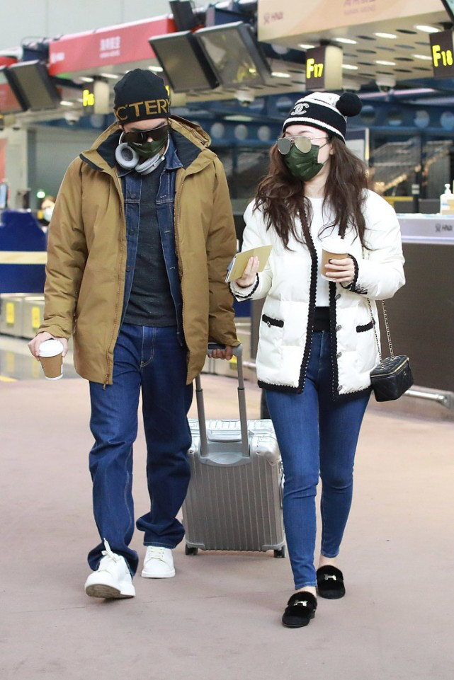 霍思燕带着老公杜江走机场，一身保暖造型却配