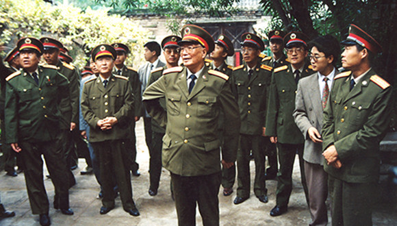 张震：子弹藏身8年，难忘救命新娘，一门出六将，阅兵当天逝世