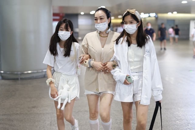 钟丽缇与女儿走机场，针织开衫配白色短裤超洋气，母女美如姐妹花