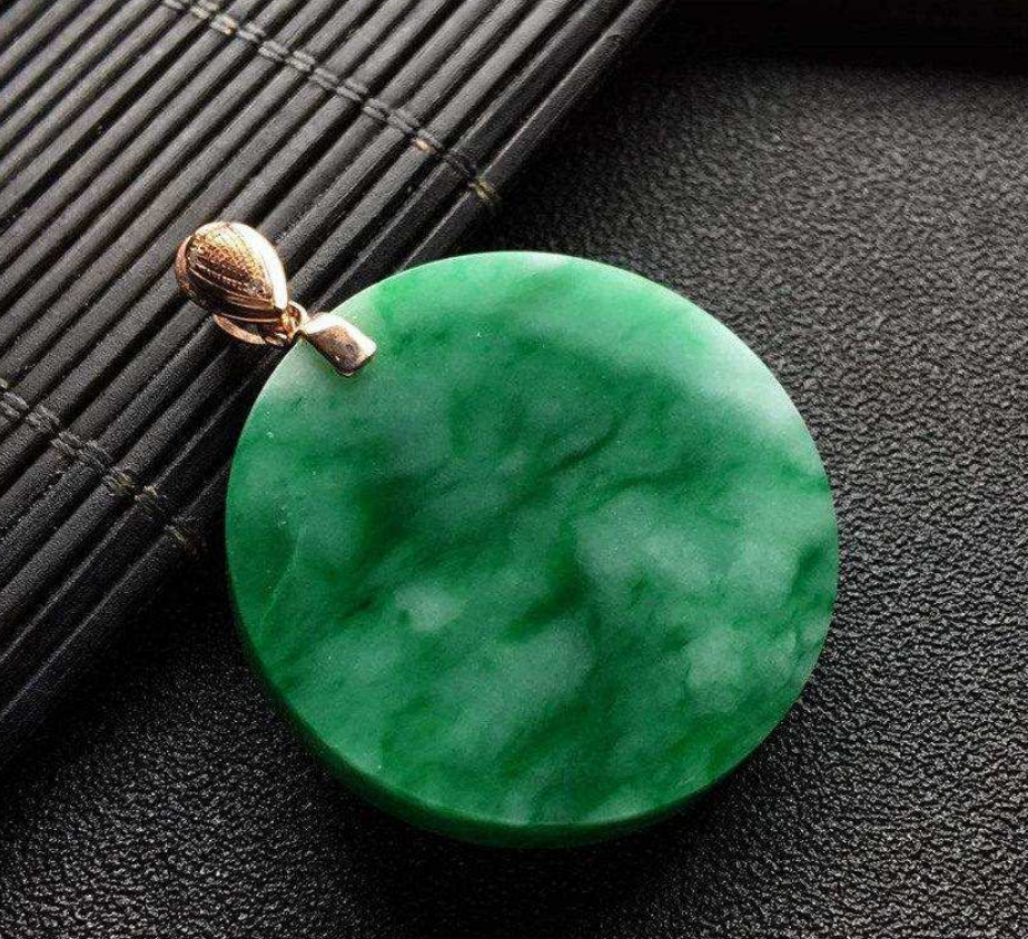 翡翠挑选小技巧，当种水和颜色不能兼得时，你会怎么选择？