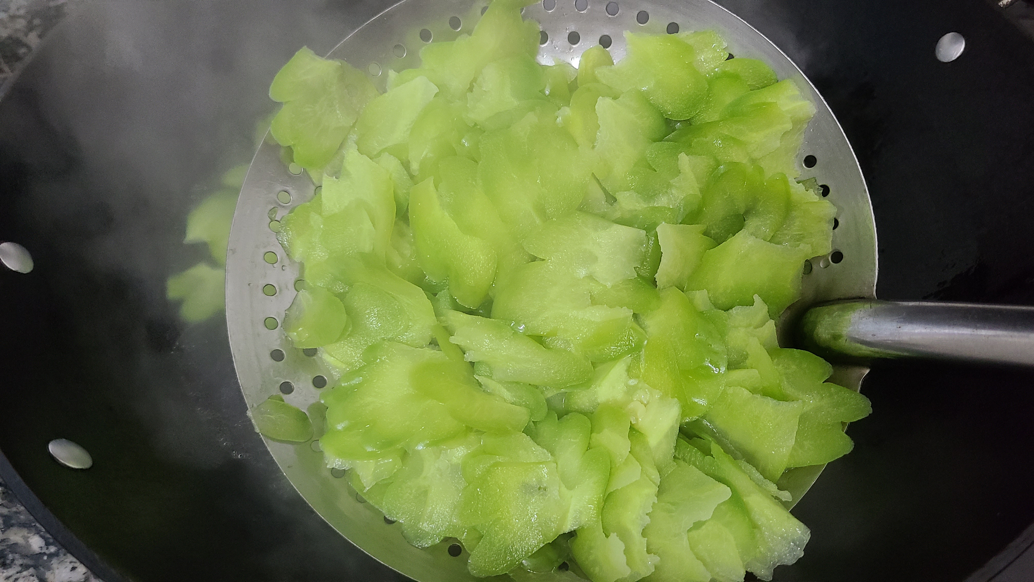 豆豉鲮鱼炒苦瓜，广东人夏天经常吃的家常菜，下饭又好吃