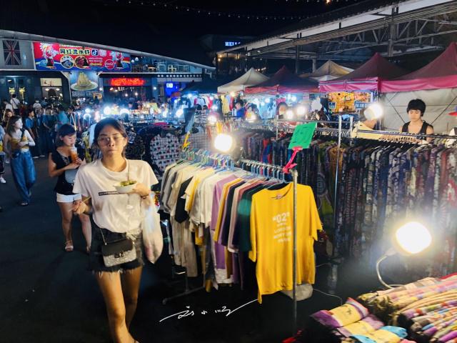 Thailand’s most lively "net celebrity" night market, crowded with people every day, many Chinese tourists go to check in