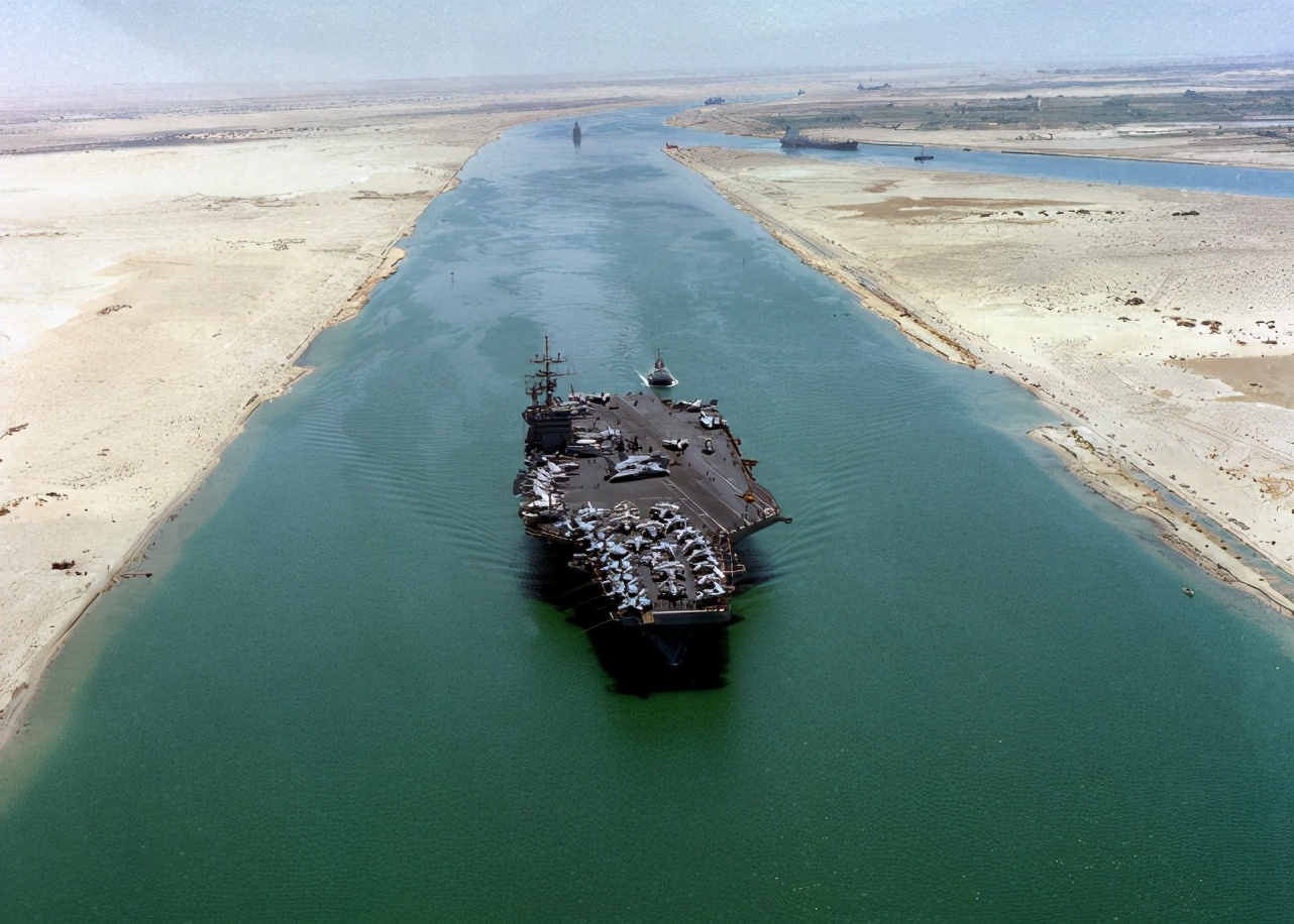 苏伊士运河塞船，美军核航母也被堵住！巨轮面前，航母就像小不点