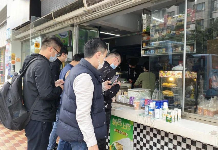 餐饮怪象：开门就是玩手机，为什么外卖店老板都这么闲？