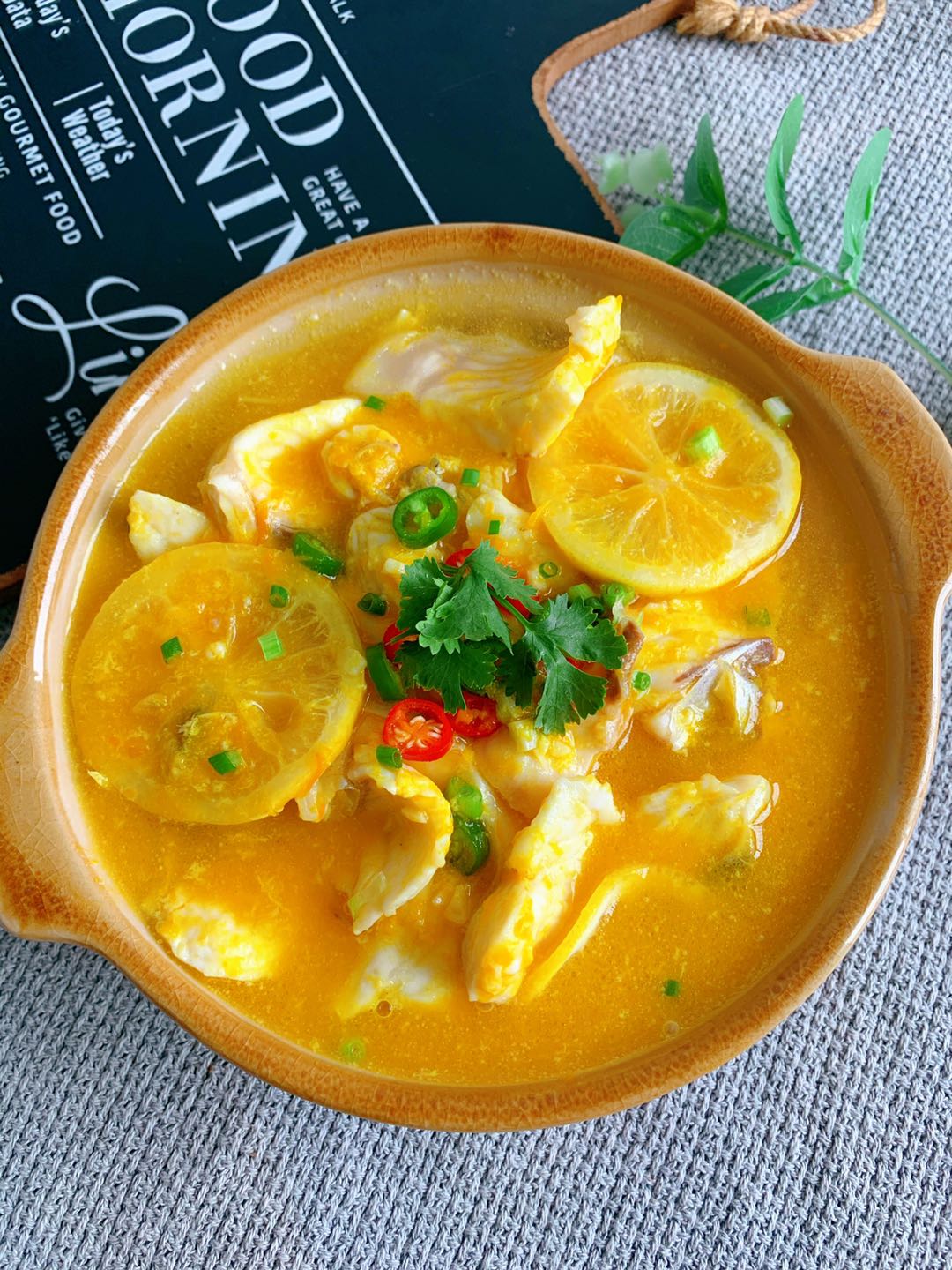 鲜美可口，低脂高蛋白金汤柠檬鱼片，10月女人要多喝