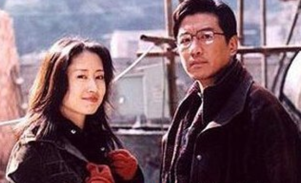 刘敏涛现身苍蝇小馆，被偷拍疑似黑脸，素颜被