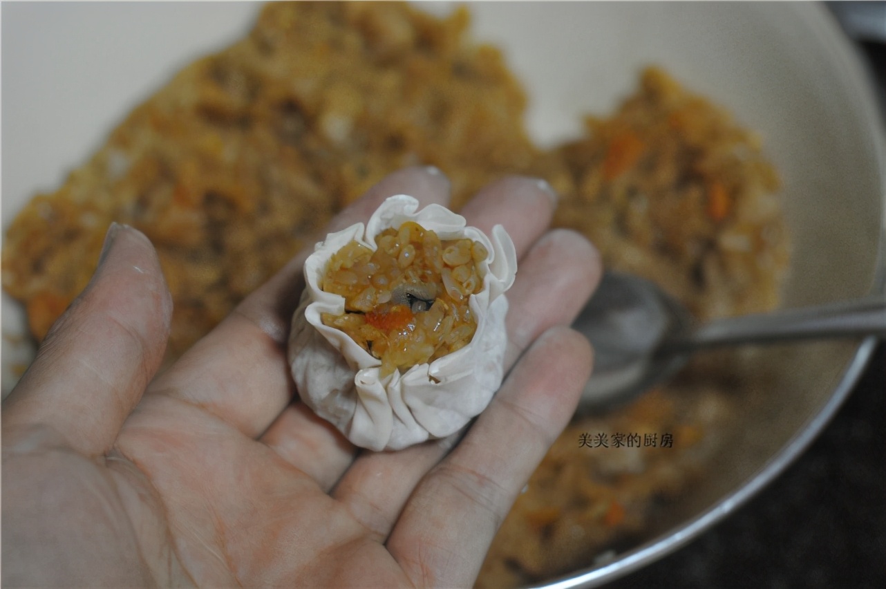 做烧卖时，只懂炒糯米饭可不行，多加1样食材，起沙味香浓