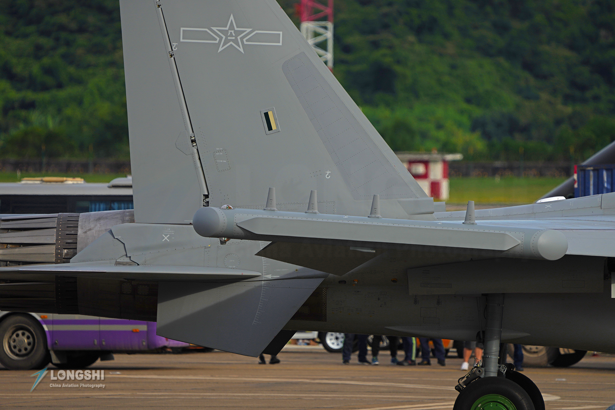 �麣��չ��Ļ�ڼ�����16����ս�������ǳ�������EA-18G¢�ϲ���