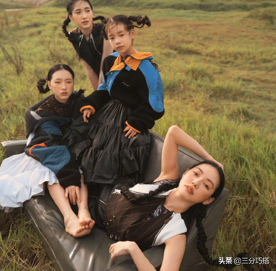 小S带三个女儿齐上阵，一张厌世脸，一张超模脸，看着像四姐妹