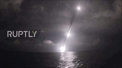 俄军核潜艇露出獠牙，一口气射4枚洲际导弹，打