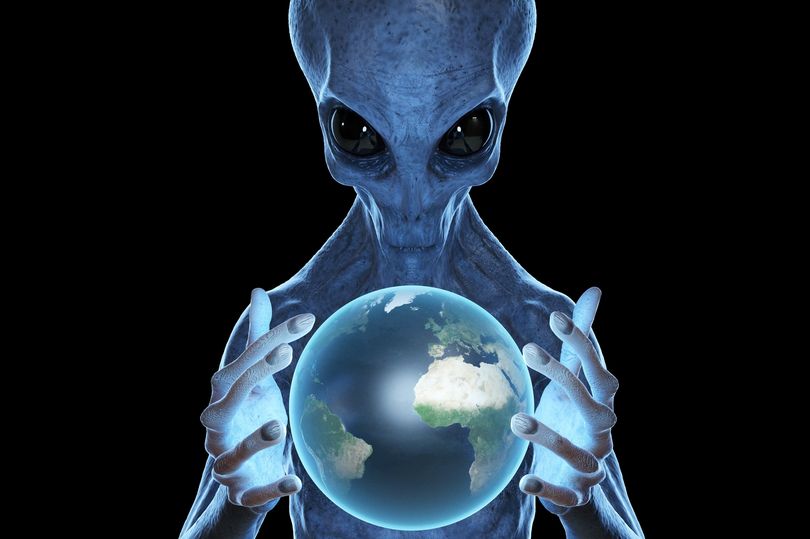 7月再现不明飞行物？国际空间站拍到几十个发光物，保持队形飞行