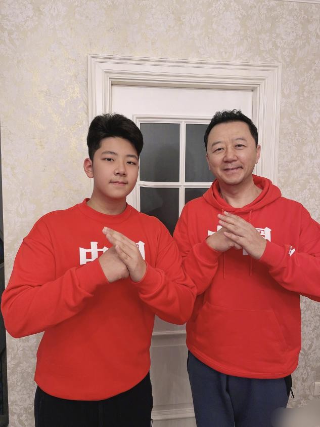 石头近照大变样！14岁与爸爸郭涛同高，曾被妈妈
