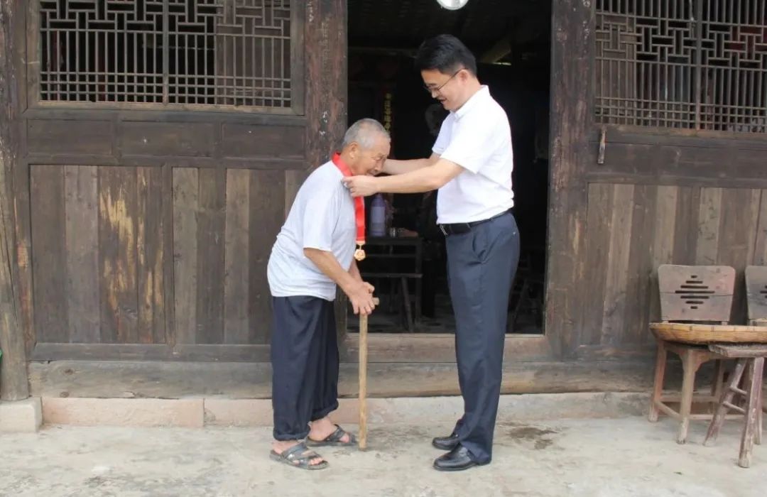 中方县人大常委会主任陈红利深入桐木镇开展“七一”走访慰问活动