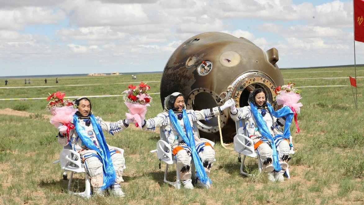 她毕业于空军长春飞行学院，我国首位80后航天员