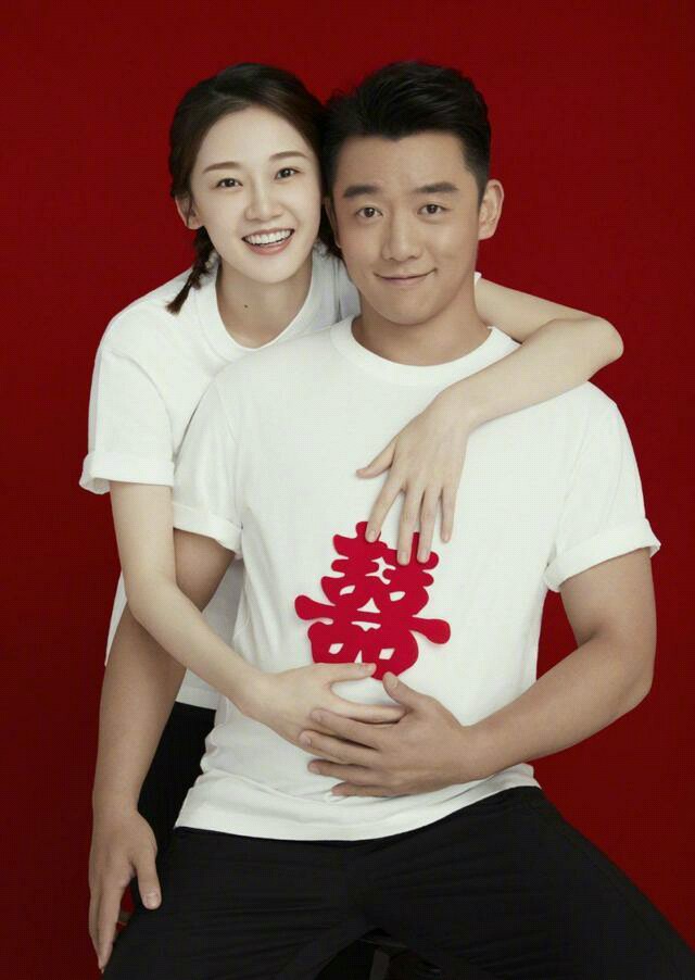 郑恺和女友苗苗宣布“结婚”喜讯，二人“大秀”恩爱结婚证件照