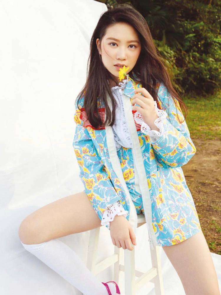甄子丹这回骄傲了，16岁女儿身高快到1米8！大长腿是遗传妈妈