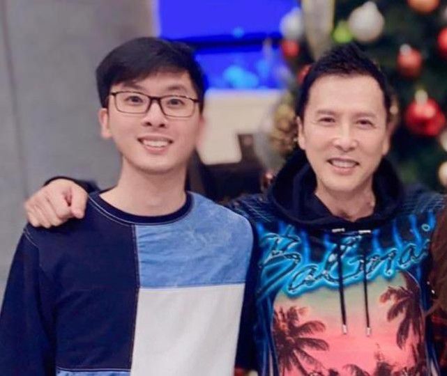 甄子丹一家四口逛街，羡慕女儿身材长相，和小18岁的娇妻