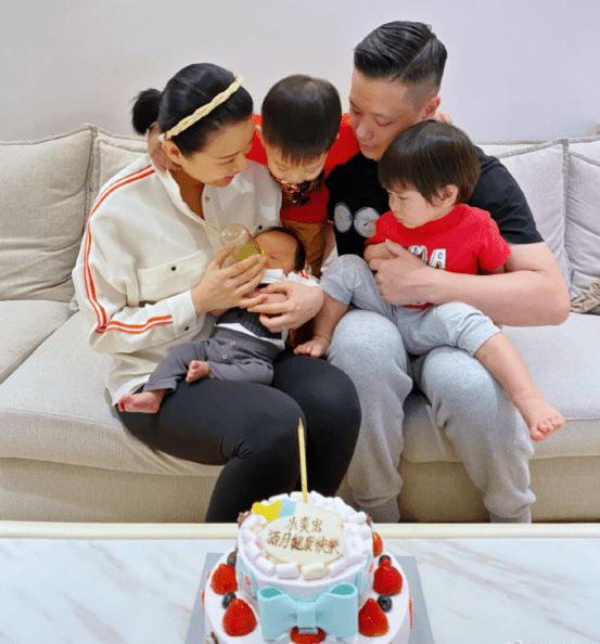 胡杏儿晒工作照过端午，穿修身裙秀S曲线，产后俩月身材恢复完美